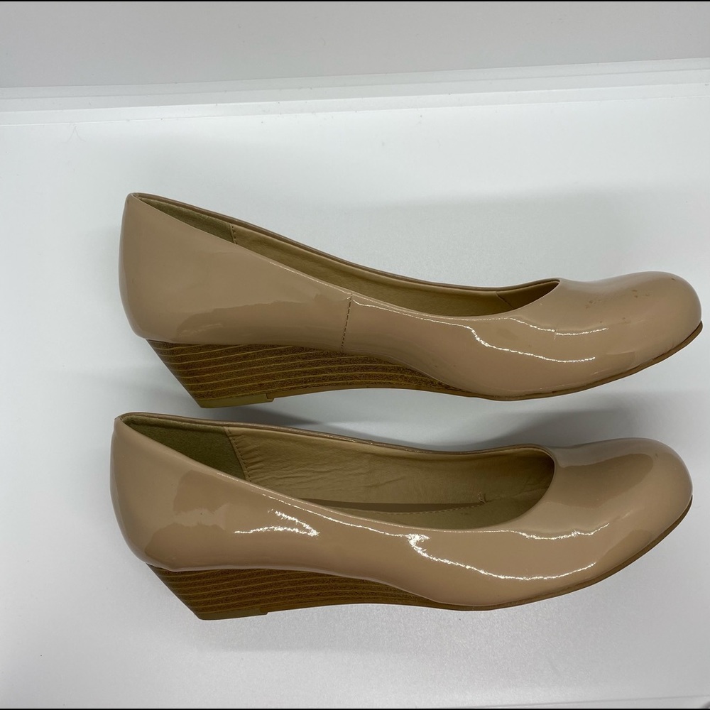 Chinese Laundry Marcie nude low wedge patent 7.5
